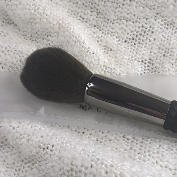 LARUCE Beauty TAPERED FACE Brush LR360, One Brush w/Sleeve Shield - Picture 6 of 10